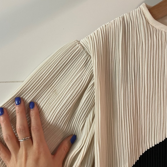 Vintage pleated dress with puff sleeves - Picture 8 of 9